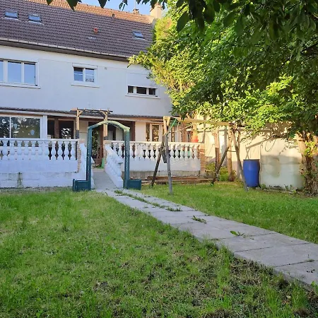 Cosy Big House Near Paris, Roissy, Big Parking Holiday home